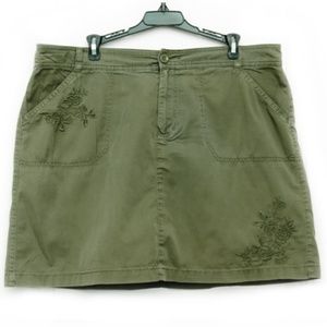 Croft and Barrow Stretch Hunter Green Embroidered Skort Size 14